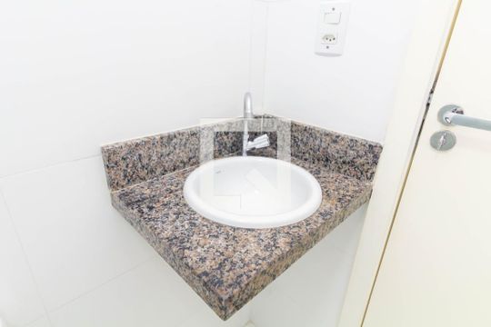 Banheiro de apartamento à venda com 2 quartos, 47m² em Vila Carmosina, São Paulo