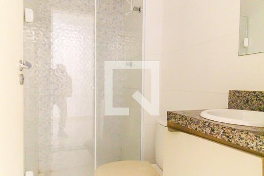Banheiro de apartamento à venda com 2 quartos, 47m² em Vila Carmosina, São Paulo