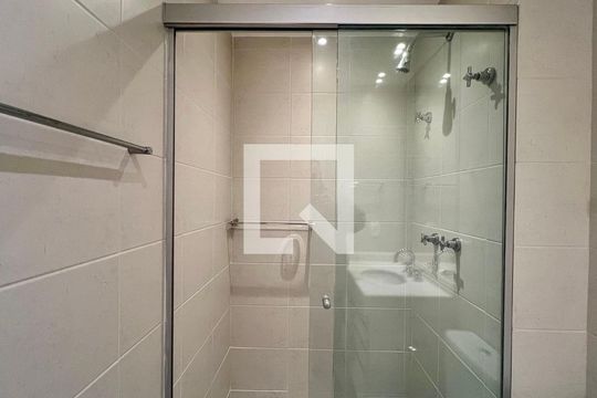 Banheiro Social de apartamento para alugar com 2 quartos, 115m² em Cerqueira César, São Paulo