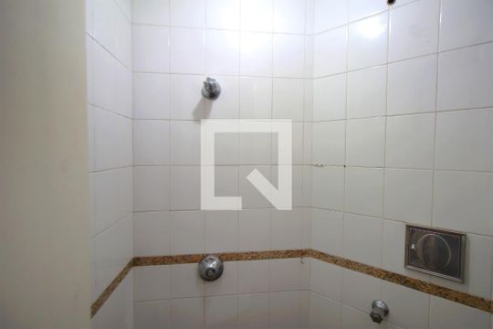 Banheiro de serviço de apartamento para alugar com 3 quartos, 90m² em Centro, Belo Horizonte