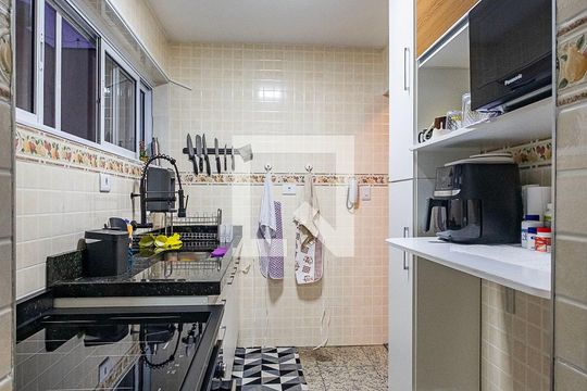 Cozinha de apartamento para alugar com 3 quartos, 77m² em Alto de Pinheiros, São Paulo