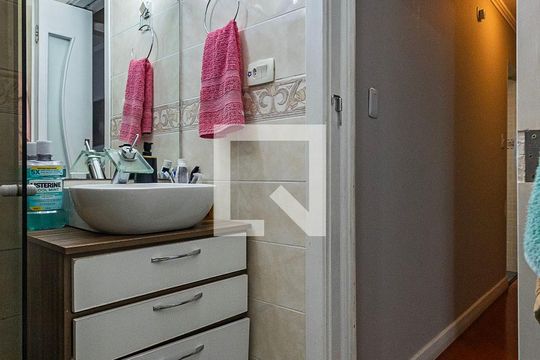 Banheiro de apartamento para alugar com 3 quartos, 77m² em Alto de Pinheiros, São Paulo