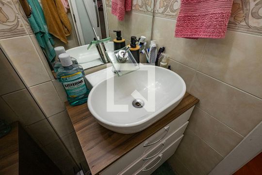 Banheiro de apartamento para alugar com 3 quartos, 77m² em Alto de Pinheiros, São Paulo