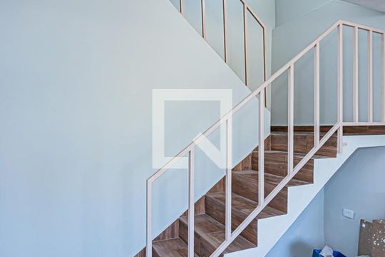 Escada de casa para alugar com 1 quarto, 60m² em Vila Santa Edwiges, São Paulo