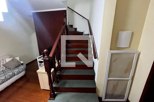 Escada de casa à venda com 3 quartos, 177m² em Jardim Primavera, São Paulo