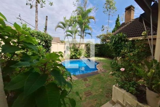 Casa para alugar com 4 quartos, 446m² em Chácara Monte Alegre, São Paulo