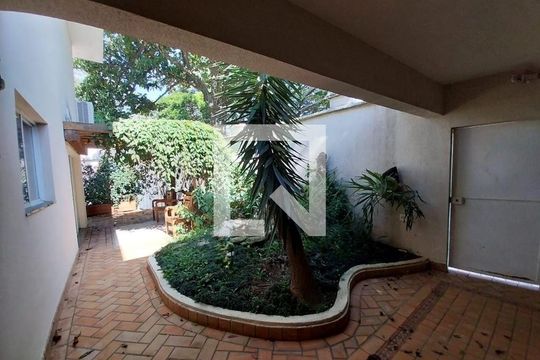 Casa à venda com 4 quartos, 560m² em Vila Sonia, São Paulo