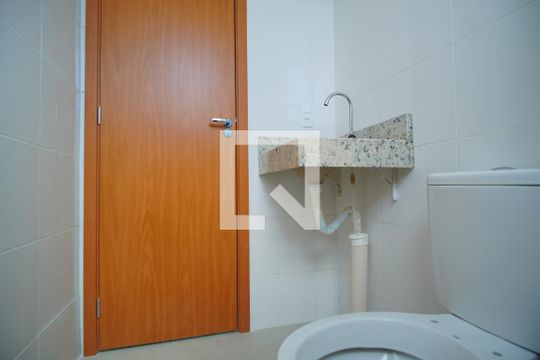 Banheiro Corredor de apartamento para alugar com 2 quartos, 44m² em Costa E Silva, Porto Alegre