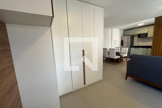 Quarto de apartamento à venda com 1 quarto, 41m² em Empresarial 18 do Forte, Barueri