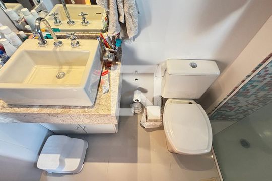 Banheiro da Suíte de apartamento à venda com 3 quartos, 100m² em Vila Valparaíso, Santo André
