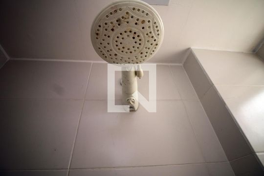 Banheiro de serviço de apartamento para alugar com 2 quartos, 78m² em Ramos, Rio de Janeiro