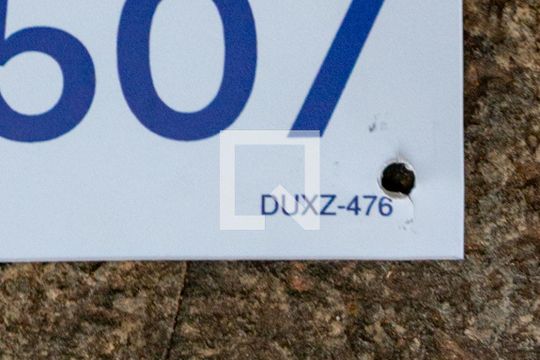 placa instalada em 01/08/2025 com o código DUXZ-476 de casa à venda com 4 quartos, 343m² em Cabral, Contagem