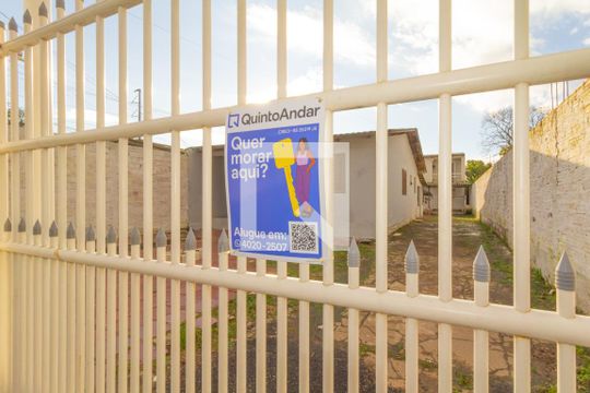 Placa instalada de casa de condomínio para alugar com 3 quartos, 70m² em Rio Branco, Canoas