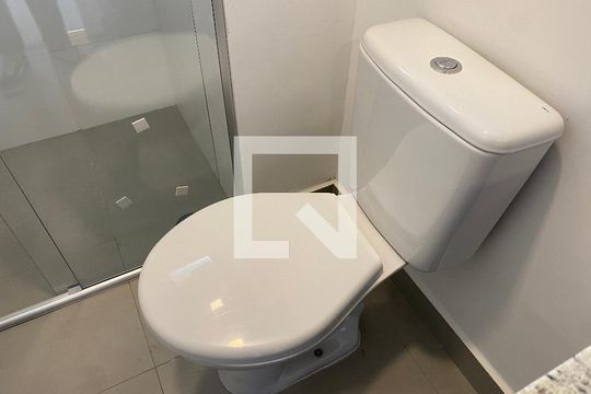 Banheiro de kitnet/studio para alugar com 1 quarto, 33m² em Mooca, São Paulo