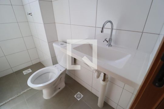 Banheiro Social de apartamento para alugar com 2 quartos, 45m² em Gávea, Uberlândia