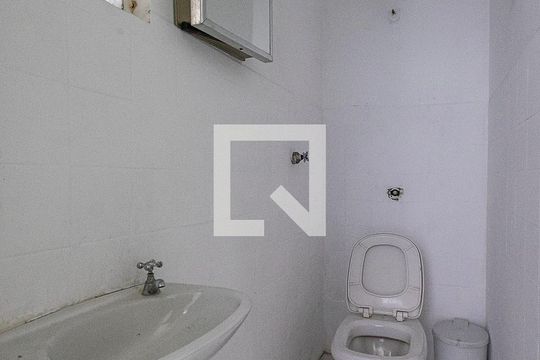 Banheiro de Serviço de casa à venda com 2 quartos, 129m² em Pinheiros, São Paulo