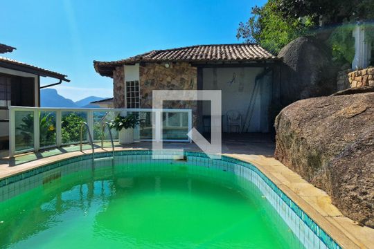 Área comum de casa para alugar com 1 quarto, 85m² em Piratininga, Niterói