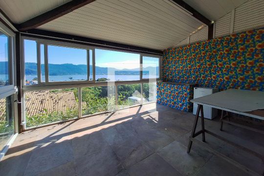 Área comum de casa para alugar com 1 quarto, 85m² em Piratininga, Niterói
