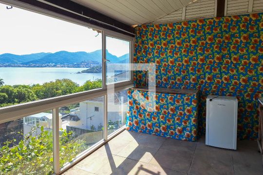Área comum de casa para alugar com 1 quarto, 85m² em Piratininga, Niterói