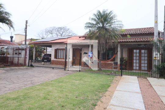 Fachada de casa à venda com 3 quartos, 200m² em Harmonia, Canoas