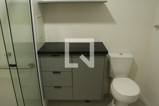 Banheiro de kitnet/studio para alugar com 1 quarto, 26m² em Perdizes, São Paulo