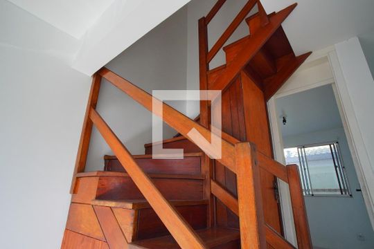 Escada - Segundo Andar de casa de condomínio à venda com 3 quartos, 72m² em Sarandi, Porto Alegre