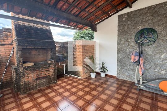 Área privativa de casa à venda com 4 quartos, 230m² em Novo Eldorado, Contagem