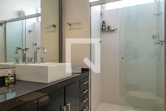Banheiro de apartamento à venda com 2 quartos, 161m² em Pinheiros, São Paulo