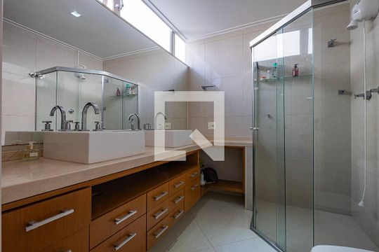 Suíte - Banheiro de apartamento à venda com 2 quartos, 161m² em Pinheiros, São Paulo