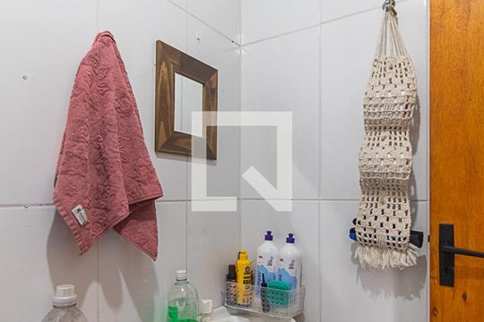 Banheiro de casa à venda com 2 quartos, 47m² em Cavalhada, Porto Alegre