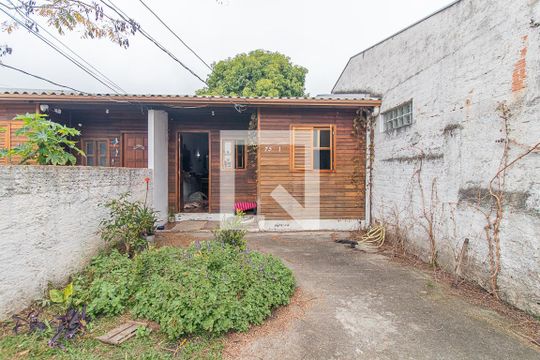 Fachada de casa à venda com 2 quartos, 47m² em Cavalhada, Porto Alegre