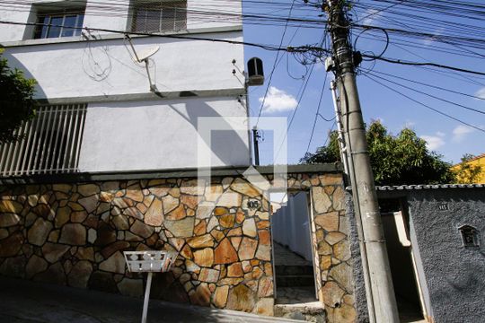 Fachada de casa para alugar com 2 quartos, 60m² em Carlos Prates, Belo Horizonte