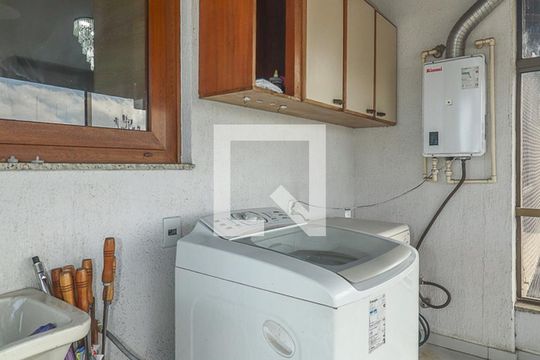 Área de Serviço  de apartamento para alugar com 3 quartos, 400m² em Passo da Areia, Porto Alegre