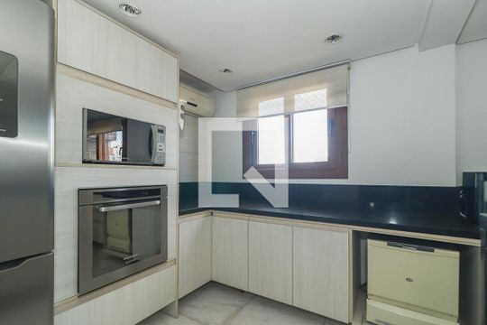 Cozinha de apartamento para alugar com 3 quartos, 400m² em Passo da Areia, Porto Alegre