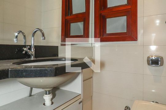 Banheiro 2 de apartamento para alugar com 3 quartos, 400m² em Passo da Areia, Porto Alegre