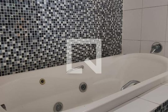 Banheiro da Suíte de casa à venda com 4 quartos, 300m² em Jardim Imbuí, Niterói