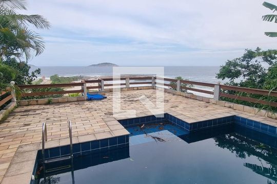 Piscina de casa à venda com 4 quartos, 300m² em Jardim Imbuí, Niterói