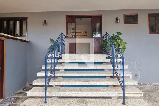 Casa à venda com 4 quartos, 300m² em Jardim Imbuí, Niterói