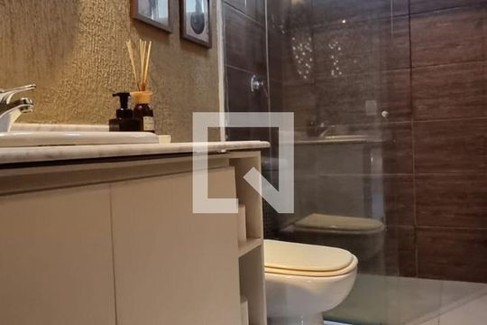 Banheiro de casa à venda com 4 quartos, 300m² em Jardim Imbuí, Niterói