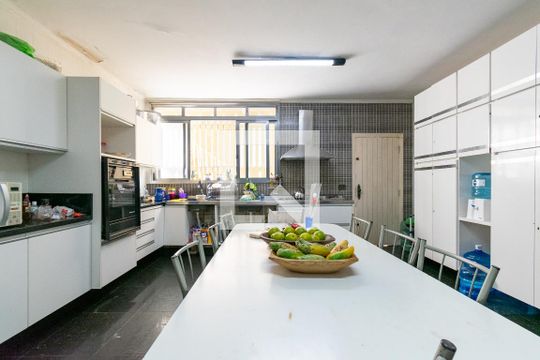 Cozinha de casa para alugar com 3 quartos, 492m² em Vila Alexandria, São Paulo