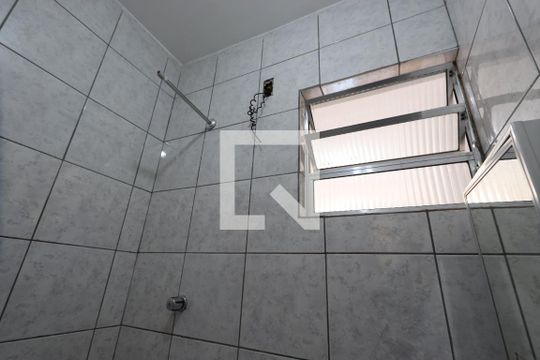 Banheiro Social de casa para alugar com 1 quarto, 50m² em Jardim Santa Adelia, São Paulo