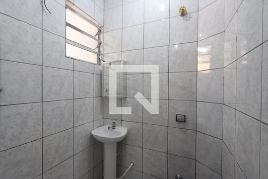 Banheiro Social de casa para alugar com 1 quarto, 50m² em Jardim Santa Adelia, São Paulo