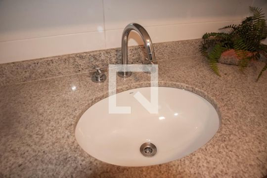 Banheiro de kitnet/studio para alugar com 1 quarto, 21m² em Vila Clementino, São Paulo