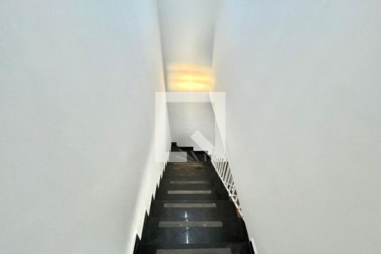 Escada de casa para alugar com 4 quartos, 287m² em Cidade Vargas, São Paulo