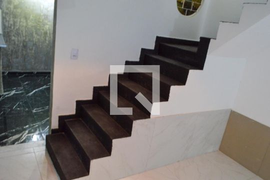 Escada de casa à venda com 2 quartos, 200m² em Gardênia Azul, Rio de Janeiro