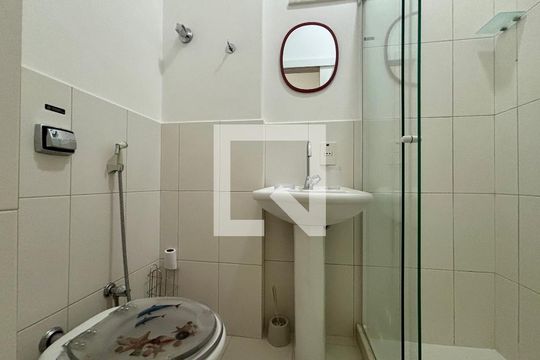 Banheiro social de apartamento para alugar com 1 quarto, 27m² em Copacabana, Rio de Janeiro