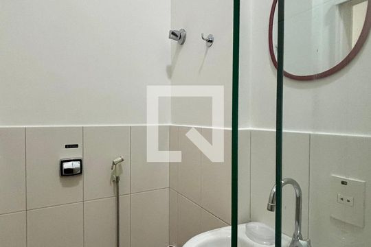 Banheiro social de apartamento para alugar com 1 quarto, 27m² em Copacabana, Rio de Janeiro