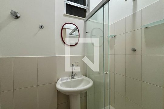Banheiro social de apartamento para alugar com 1 quarto, 27m² em Copacabana, Rio de Janeiro