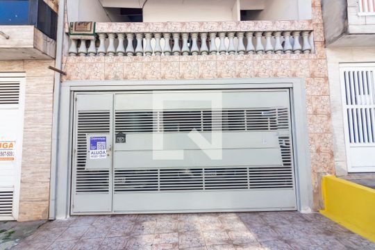 Fachada de casa para alugar com 1 quarto, 80m² em Santa Maria, Osasco
