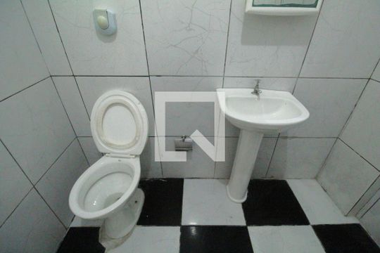 Banheiro de casa de condomínio para alugar com 2 quartos, 49m² em Taquara, Rio de Janeiro